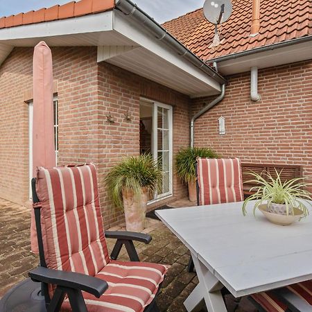 Enticing Holiday Home In Oldenburg With Garden Near Sea Dannau Exteriör bild