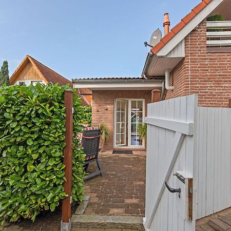 Enticing Holiday Home In Oldenburg With Garden Near Sea Dannau Exteriör bild