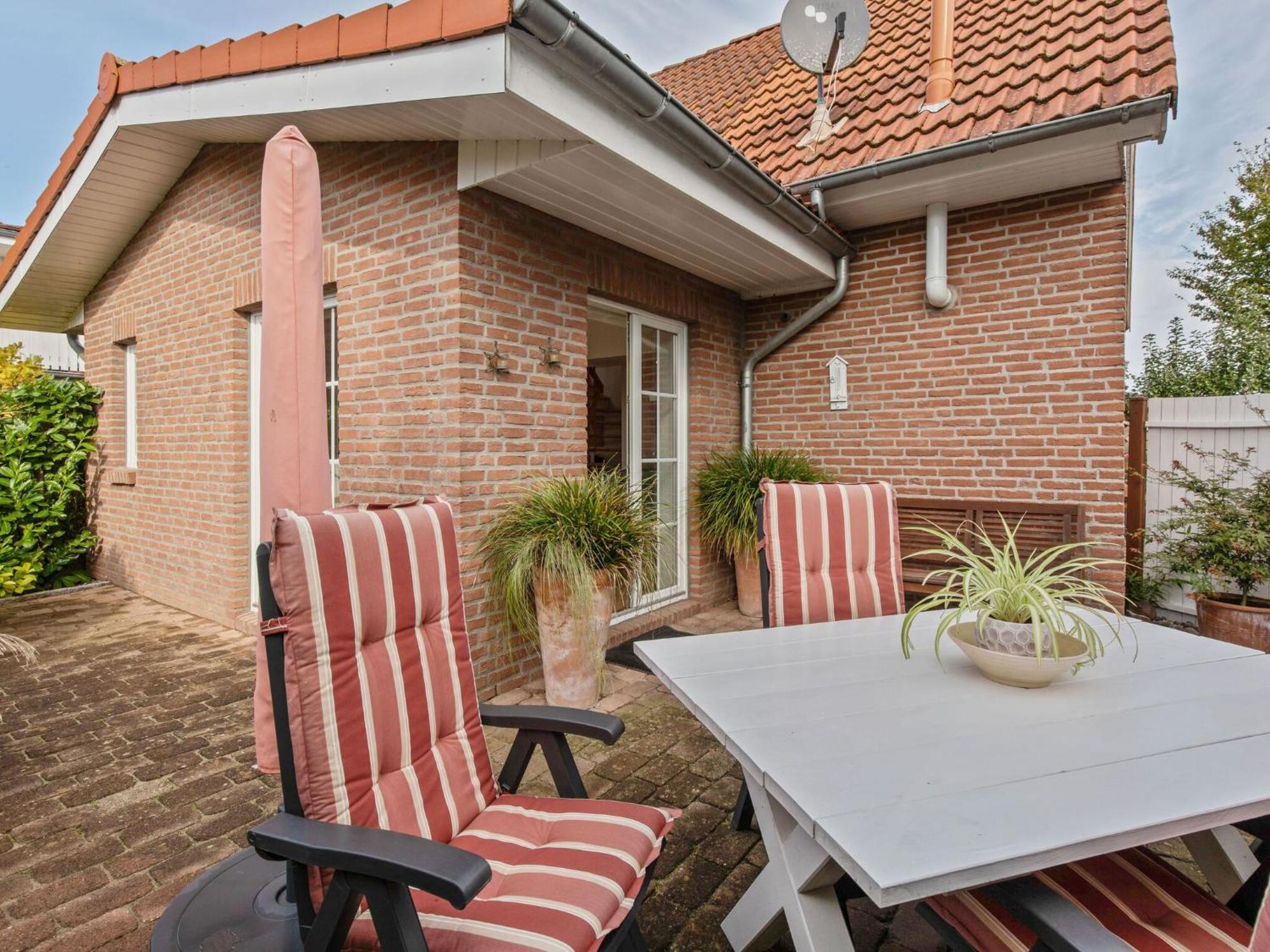 Enticing Holiday Home In Oldenburg With Garden Near Sea Dannau Exteriör bild
