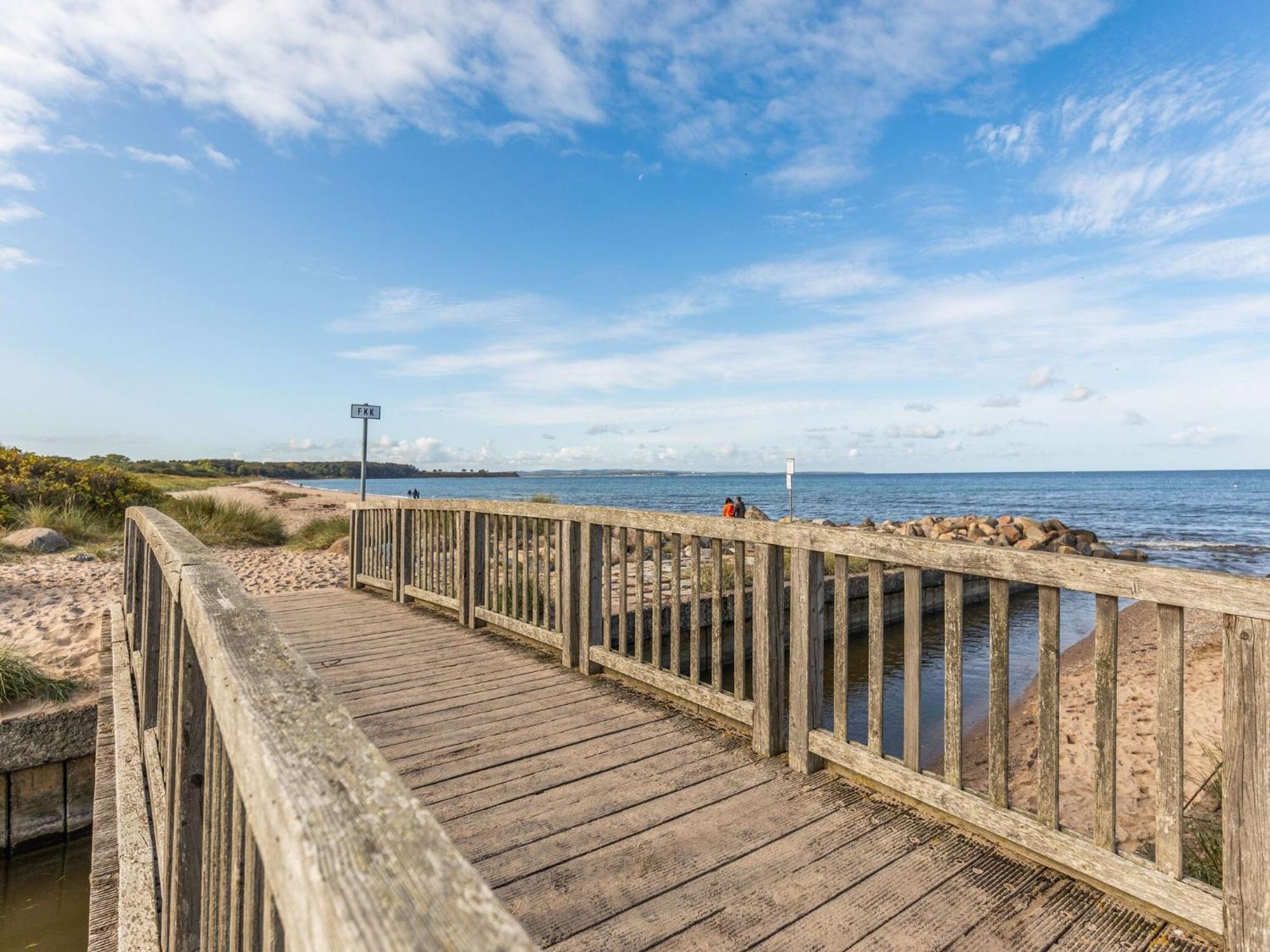 Enticing Holiday Home In Oldenburg With Garden Near Sea Dannau Exteriör bild